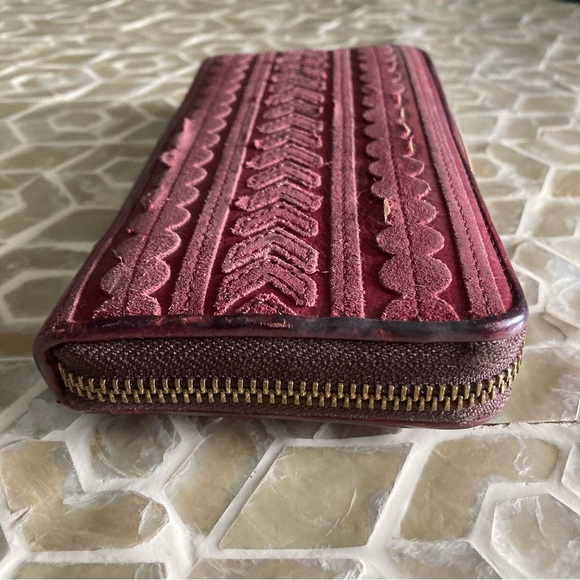 Fossil Aztec leather accordion zip around wallet in burgundy - Picture 3 of 11